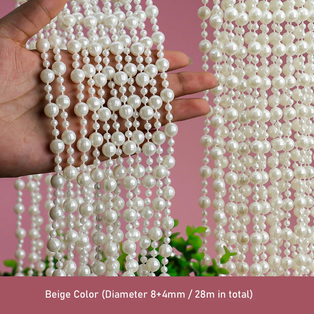 Gros plan de perles de cristal beige formant un rideau, tenues par une main.