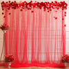 Fondo de tela roja transparente con detalles florales y cortinas drapeadas para eventos.