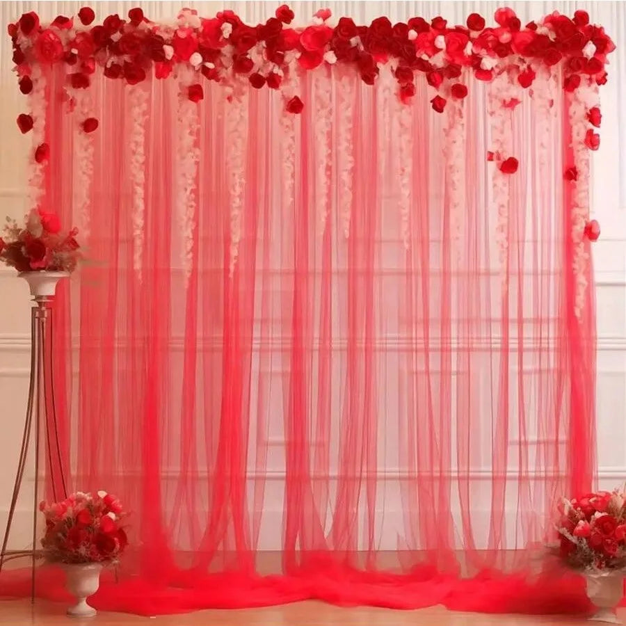 Fondo de tela roja transparente con detalles florales y cortinas drapeadas para eventos.