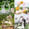 Hochzeitsfoto mit rosa und goldenem Metallbogen, dekoriert mit Blumen und Ballons.