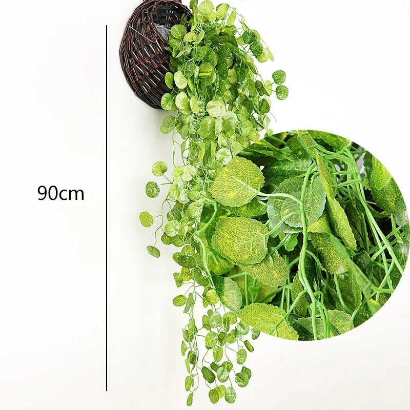 Une longue cascade de feuillages verts artificiels pendue d'un panier en rotin foncé.
