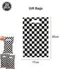 Sac cadeau blanc à motif à damier noir et blanc, montrant la taille du sac.