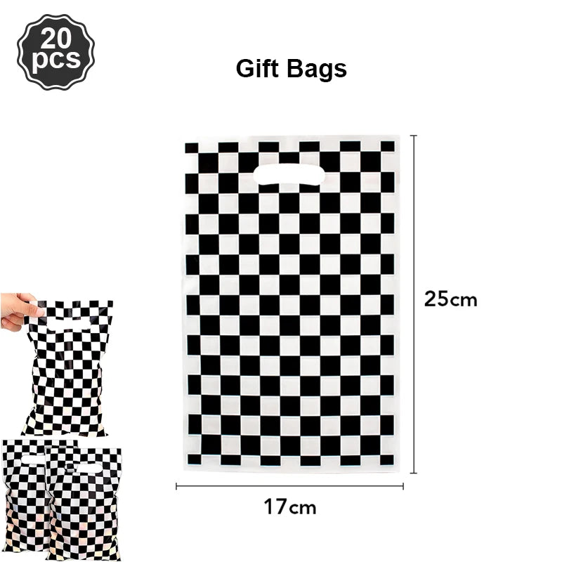 Sac cadeau blanc à motif à damier noir et blanc, montrant la taille du sac.