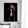 Schwarz-weißes Foto von Michael Jackson, der in ein Mikrofon singt.