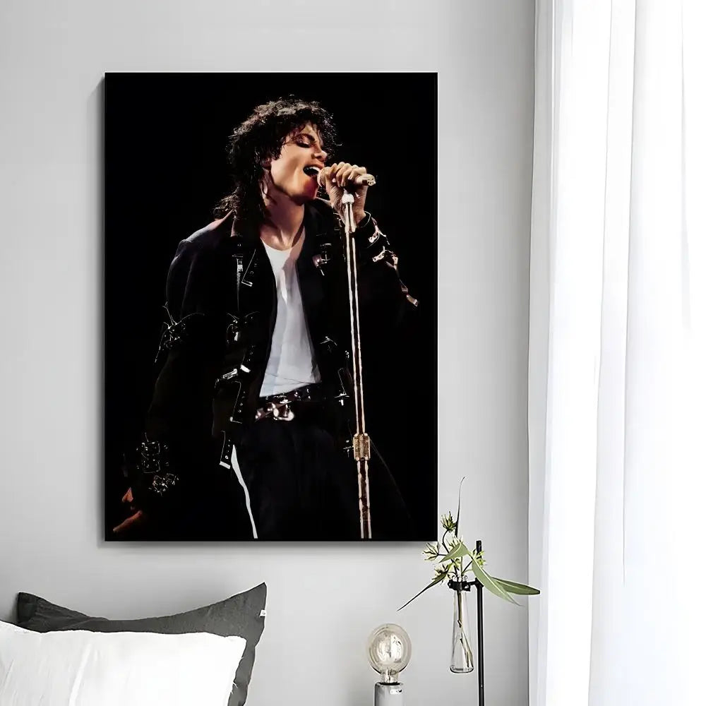 Schwarz-weißes Foto von Michael Jackson, der in ein Mikrofon singt.