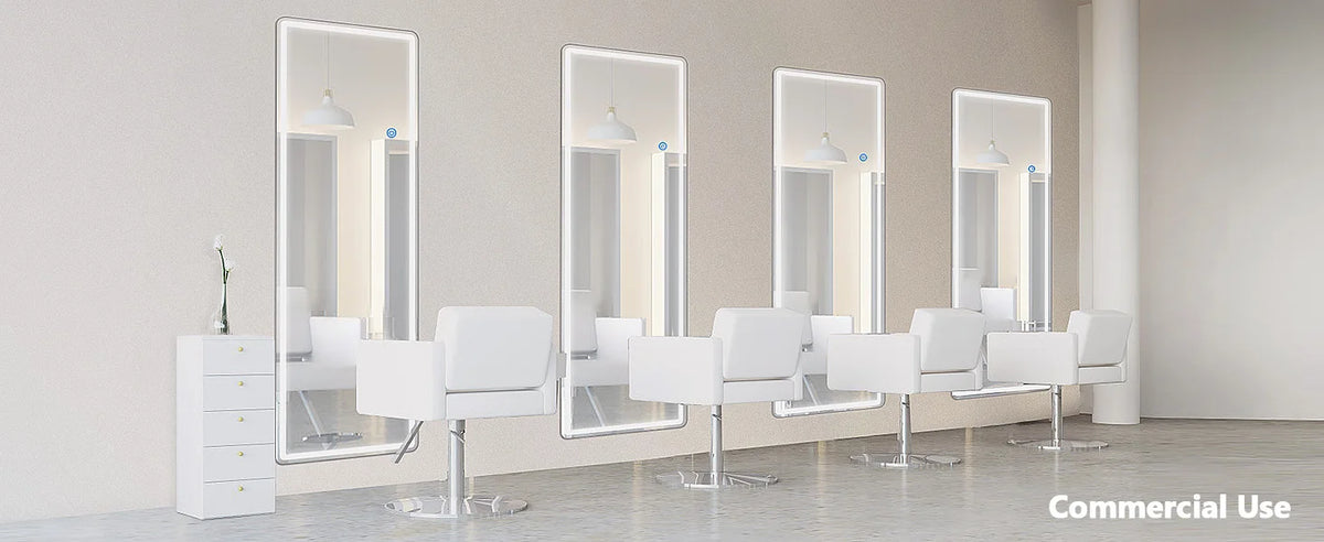 Una fila de espejos LED de cuerpo entero con marcos de aluminio y sillas blancas modernas en una habitación luminosa.