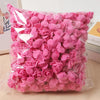 Una bolsa de decoraciones de espuma de rosa artificial.