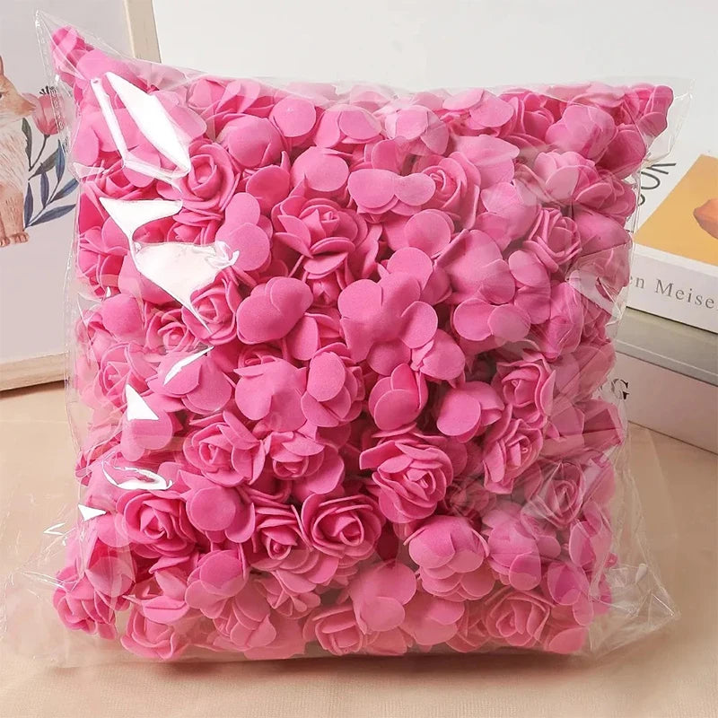 Una bolsa de decoraciones de espuma de rosa artificial.