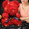 Un ours rose vif en forme de rose, rembourré de tissu et décoré de lumières LED lumineuses.