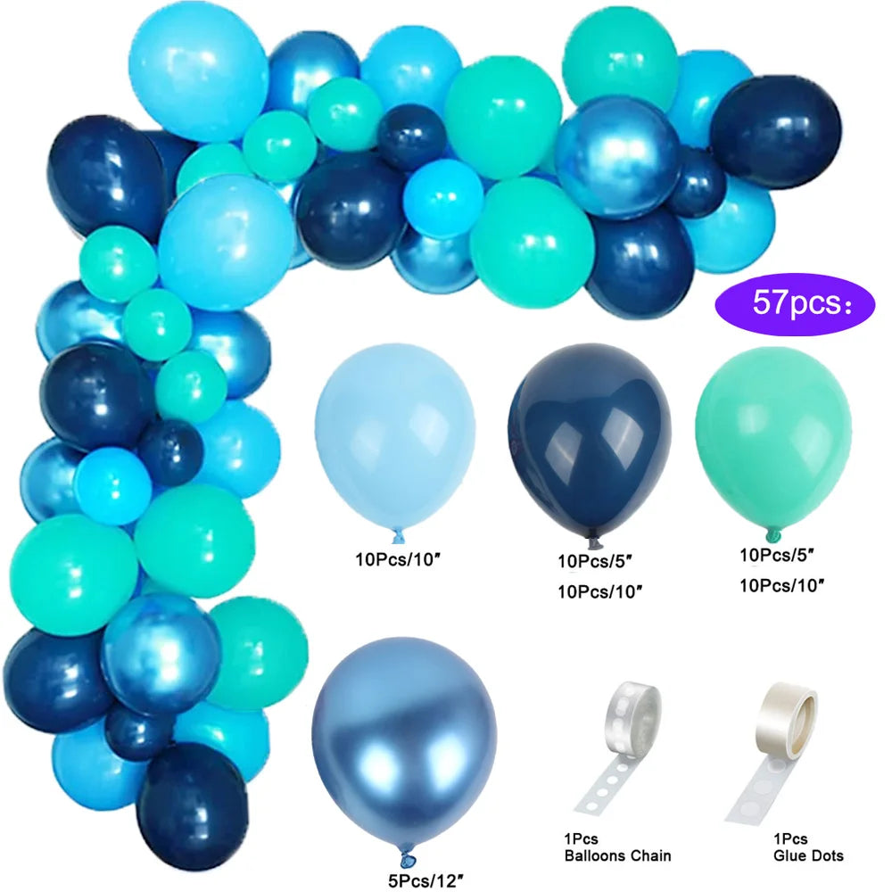 Collection de ballons bleus et sarcelle, avec guirlande et ballons individuels, chaîne et points de colle.