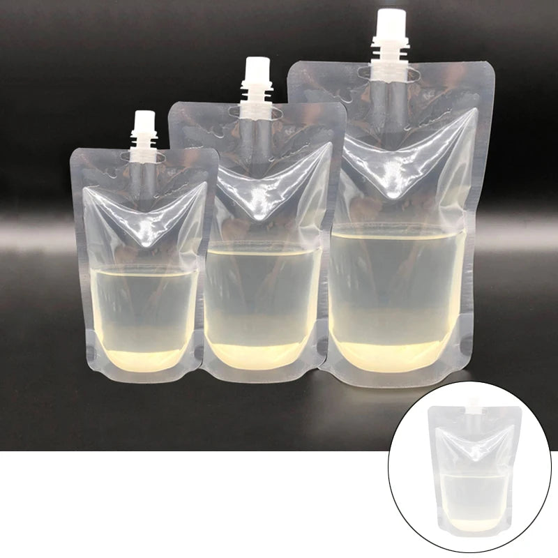 Tres bolsas reutilizables para bebidas de viaje transparentes llenas de un líquido amarillo claro