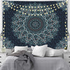 Bohemian Wandteppich mit filigranen türkis- und schwarzen geometrischen Mustern, beleuchtet von Lichterketten