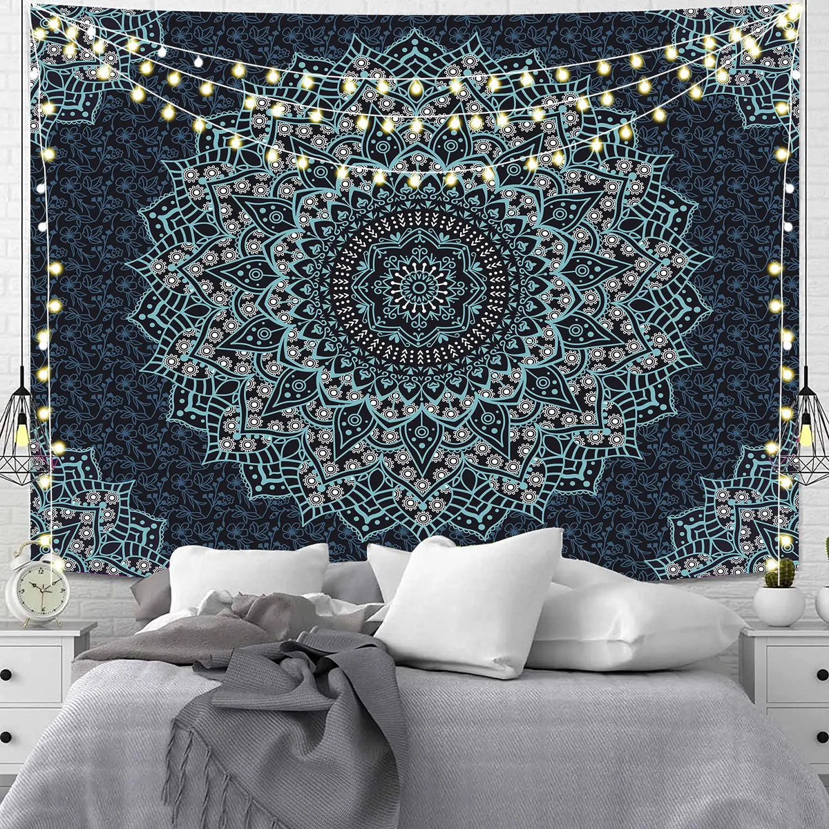 Bohemian Wandteppich mit filigranen türkis- und schwarzen geometrischen Mustern, beleuchtet von Lichterketten