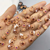 Eine Hand präsentiert verschiedene gemischte Cartoon-Tiernageldekorationen in Braun- und Beige-Tönen.