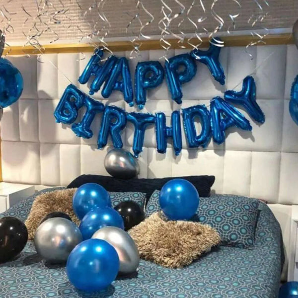 Blau-silberne Folienballons mit der Aufschrift „HAPPY BIRTHDAY“ für eine Geburtstagsfeier