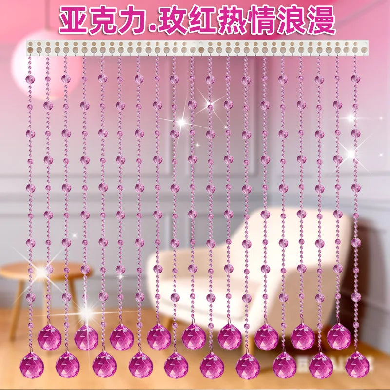 Une longue rideau fait de perles de cristal roses et violets suspendues verticalement