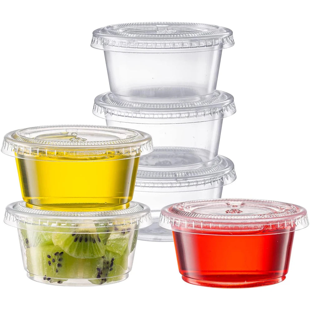Un ensemble de gobelets en plastique jetables transparents avec couvercles, montrant des échantillons de liquide jaune, vert 