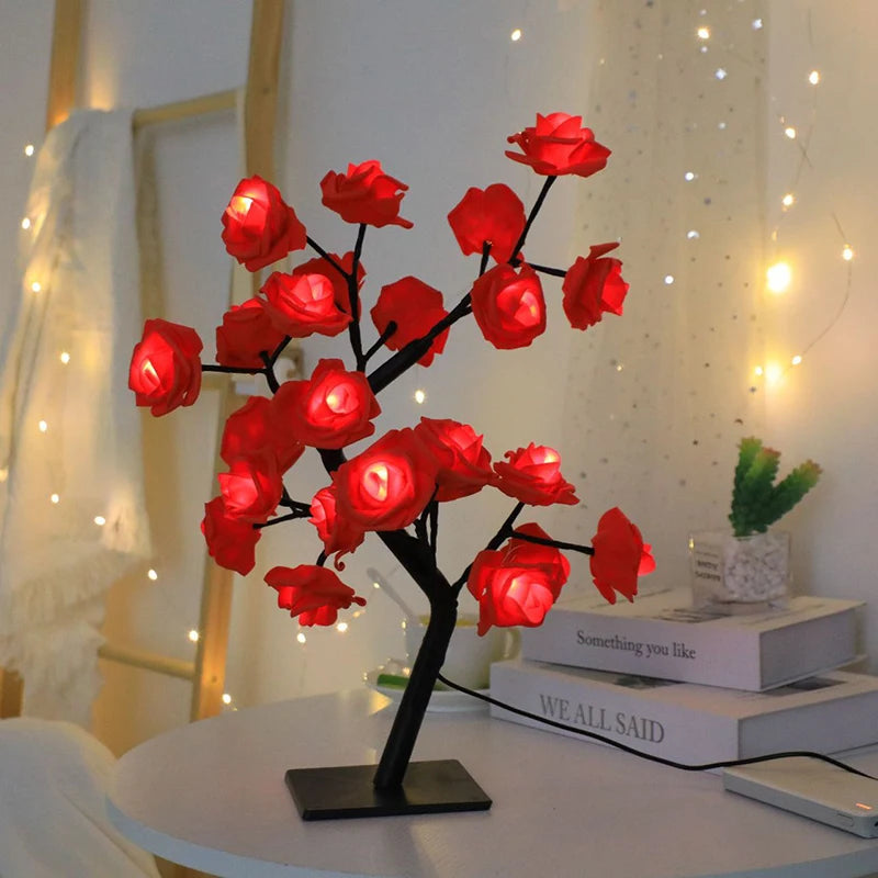Dunkles Holzrosenstrauch-Nachtlicht mit leuchtend roten Rosen auf weißem Tisch.