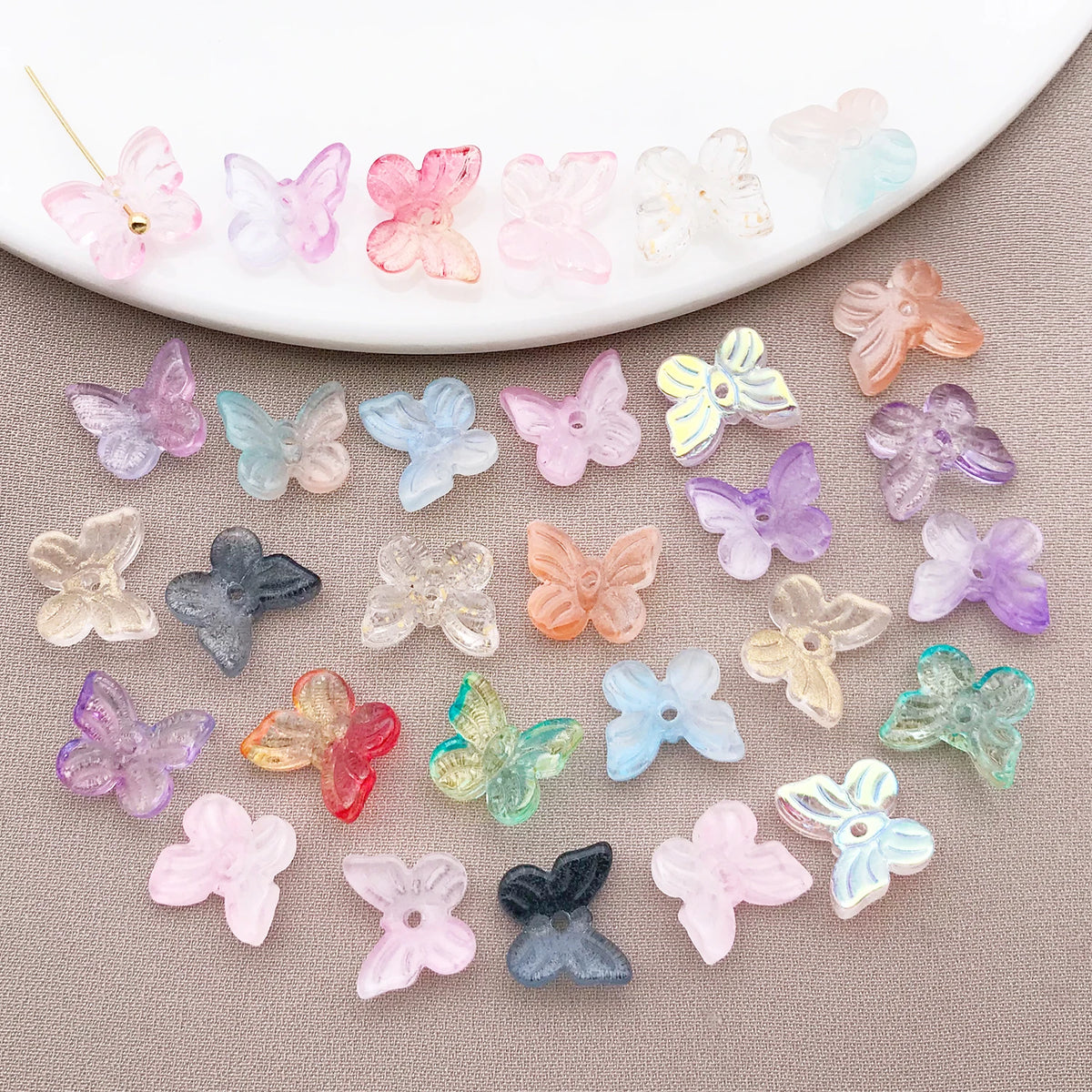 Variedad de cuentas de mariposa de vidrio de colores, en varios tonos y colores translúcidos