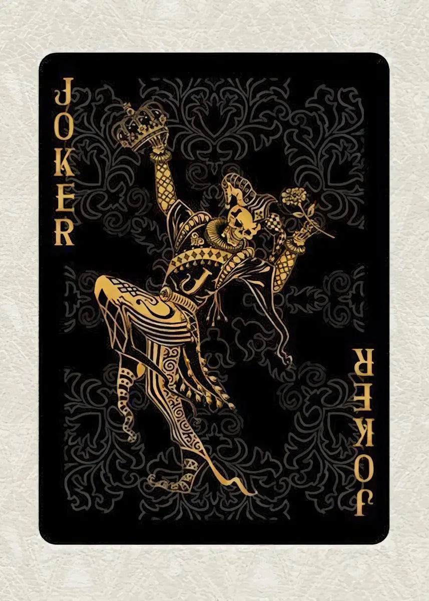 Schwarze Spielkarten-Design mit stilisierter Jokerfigur in Gold und Schwarz mit komplizierten Mustern.