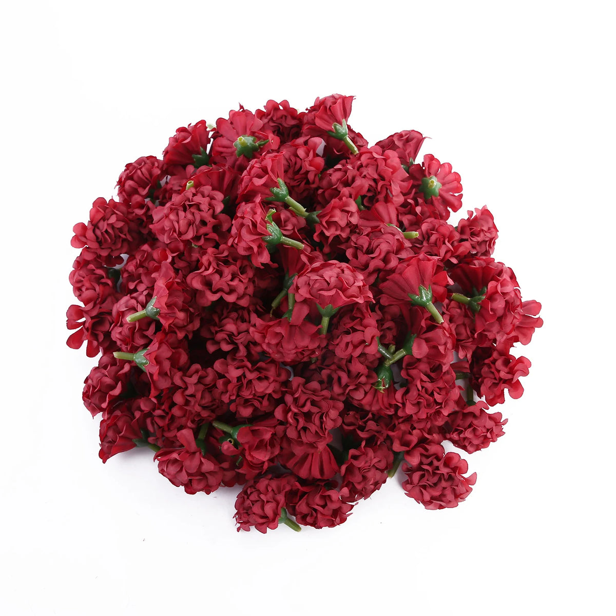 Un amas dense de petites fleurs d'hydrangea artificielles de couleur rouge-rose foncé.