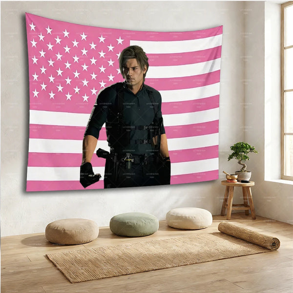 Une tapisserie murale représentant un drapeau américain rayé rose et blanc avec Leon Kennedy en chemise sombre.