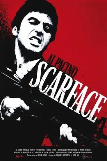Affiche de film dramatique en noir et blanc d'Al Pacino dans Scarface sur fond rouge.