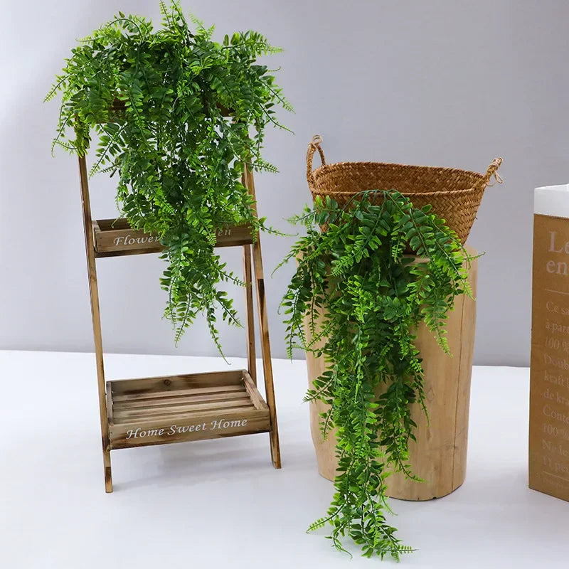 Plantes suspendues en rotin artificiel dans un support en bois et un panier tissé pour décoration intérieure ou extérieure