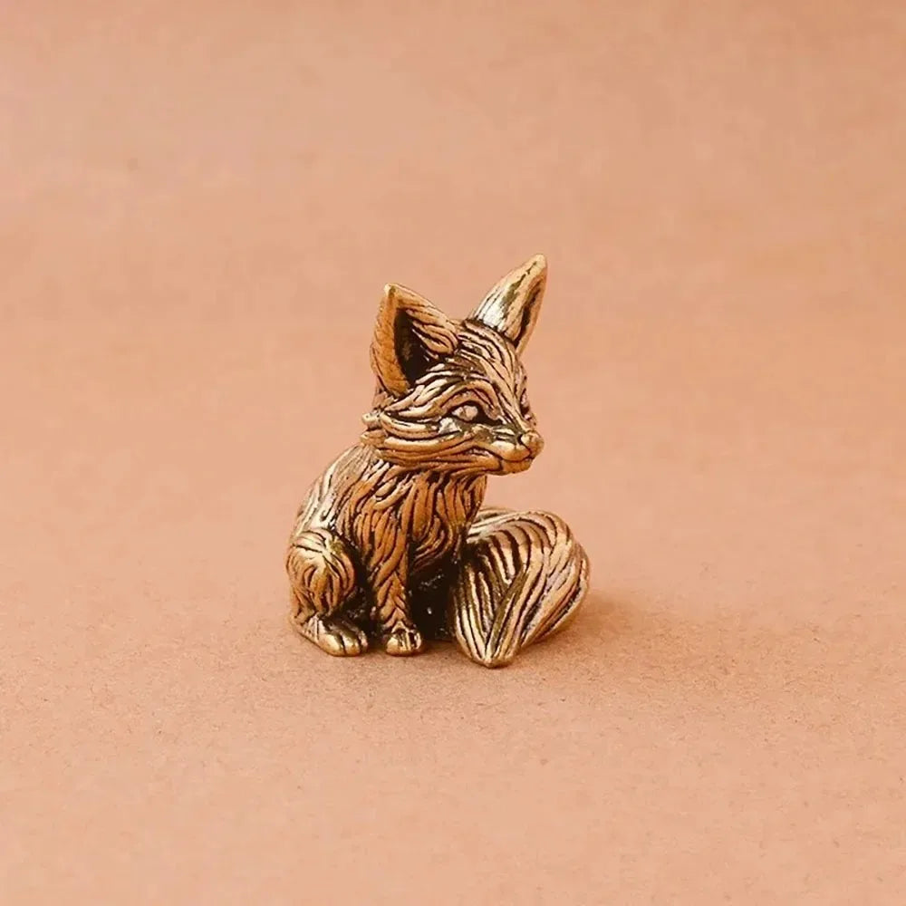 Sculpture de renard en laiton artisanal, ornement de bureau avec texture détaillée