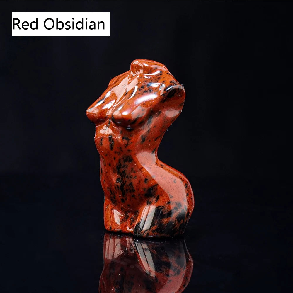 Figura de obsidiana marrón rojiza con forma de cabeza de caballo, muy pulida y reflectante.