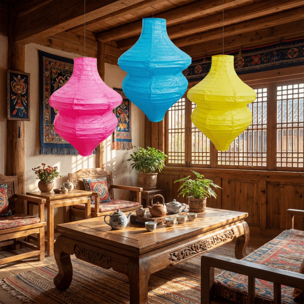 Lámpara de botella de flores vintage hecha a mano colgada en un interior rústico de madera con luz natural.