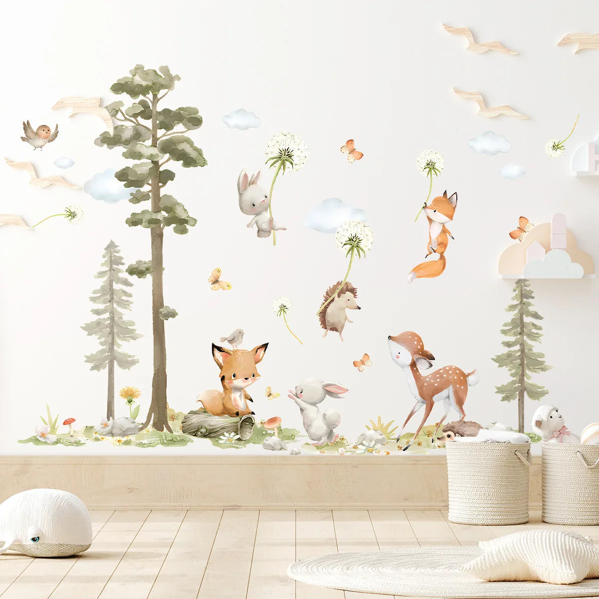 Niedliche Waldtiere Wandsticker mit Reh, Füchsen und Eichhörnchen an einer weißen Wand.