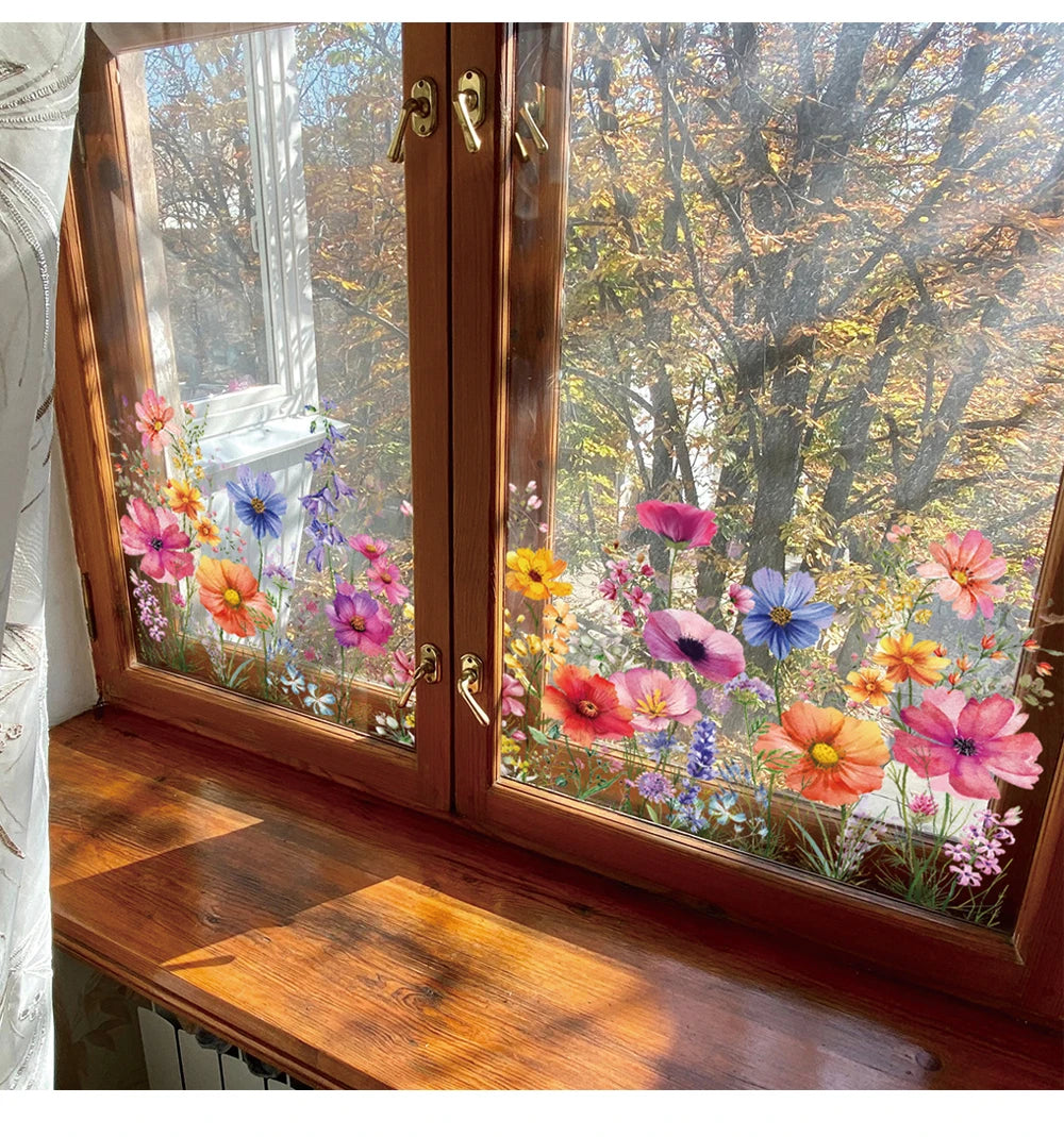 Ein Paar glasierter Holzrahmen, das eine lebendige Szene eines Blumen- und Schmetterlingsgartens zeigt.