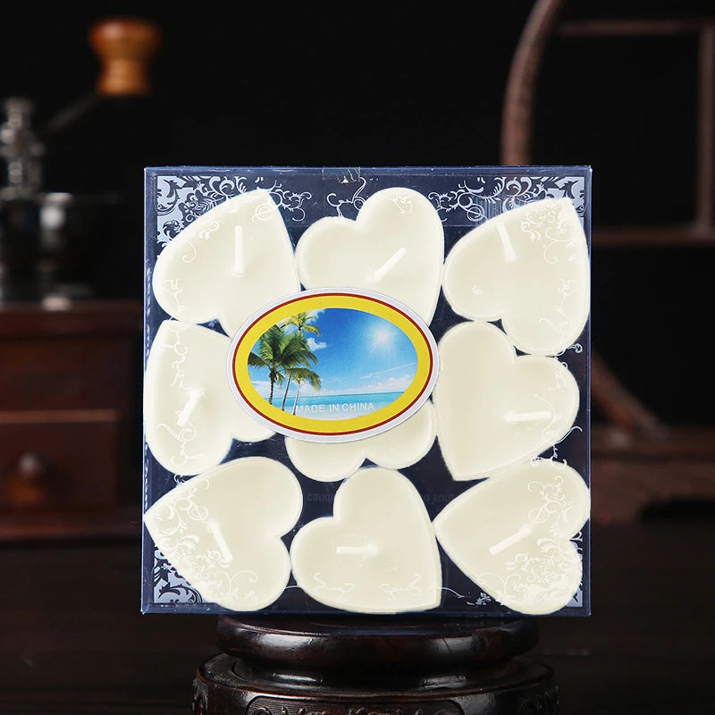 Un ensemble de bougies parfumées en forme de cœur blanches emballées dans une boîte bleue.