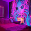 Nahaufnahme einer Frau mit neonpinkem und blauem Haar, die intensiv in die Kamera blickt.