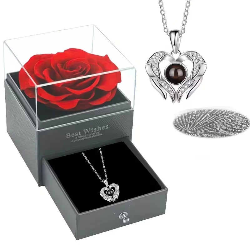 Un coffret cadeau avec une rose rouge conservée et un pendentif en forme de cœur en argent.