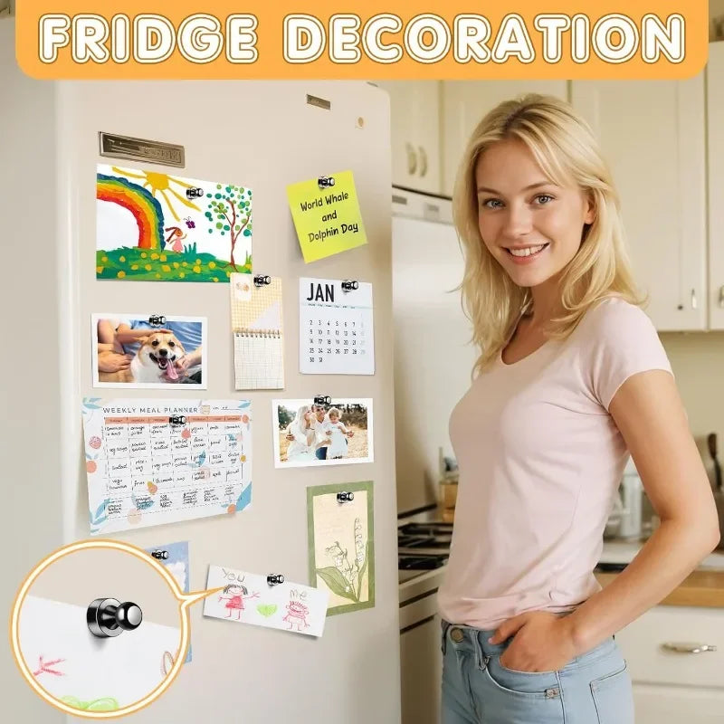 Eine blonde Frau steht vor einem Kühlschrank, der mit verschiedenen Papierauszügen und Magneten dekoriert ist.
