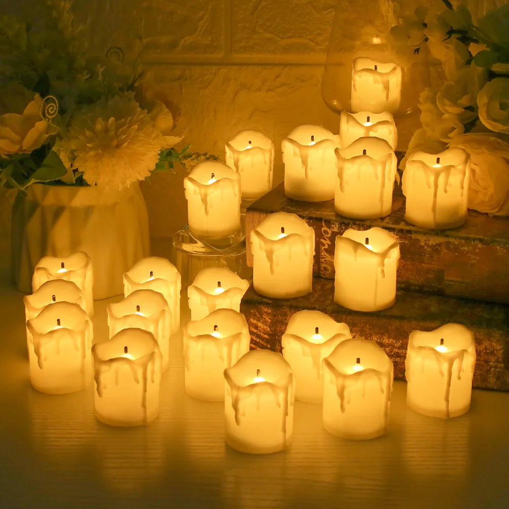 Eine Ansammlung leuchtender weißer LED-Kerzen auf einer Holzoberfläche mit sanfter Beleuchtung und Blumen-Dekoration.