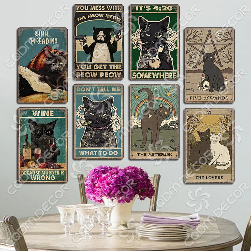 Collection de cartes décoratives murales en métal vintage avec des chats noirs et des thèmes mystiques.