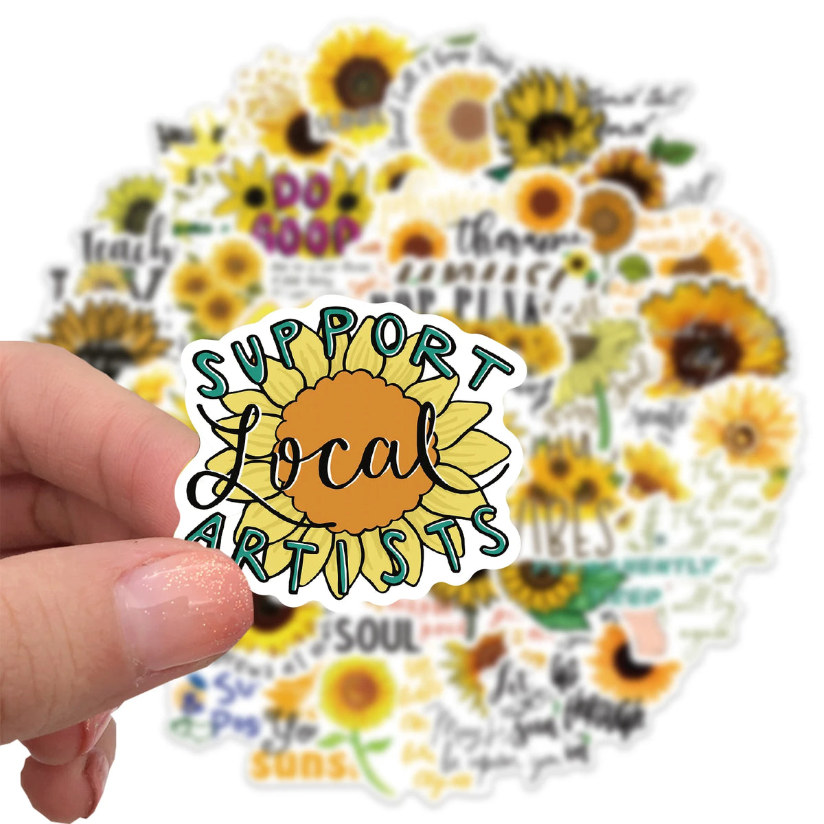 Eine Hand hält einen runden Aufkleber mit Sonnenblumen und dem Text Support Local Artists.