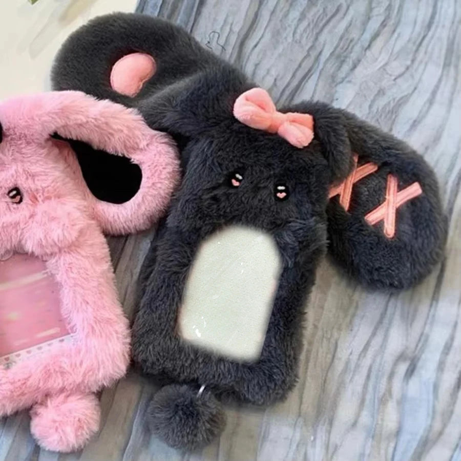 Dunkelgrauer Cartoon-Plush-Fotokarten-Halter mit rosa Akzenten und einem flauschigen rosa Plüschartikel daneben.