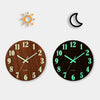 Un juego de dos relojes de pared, uno mostrando el sol y el otro una luna creciente.