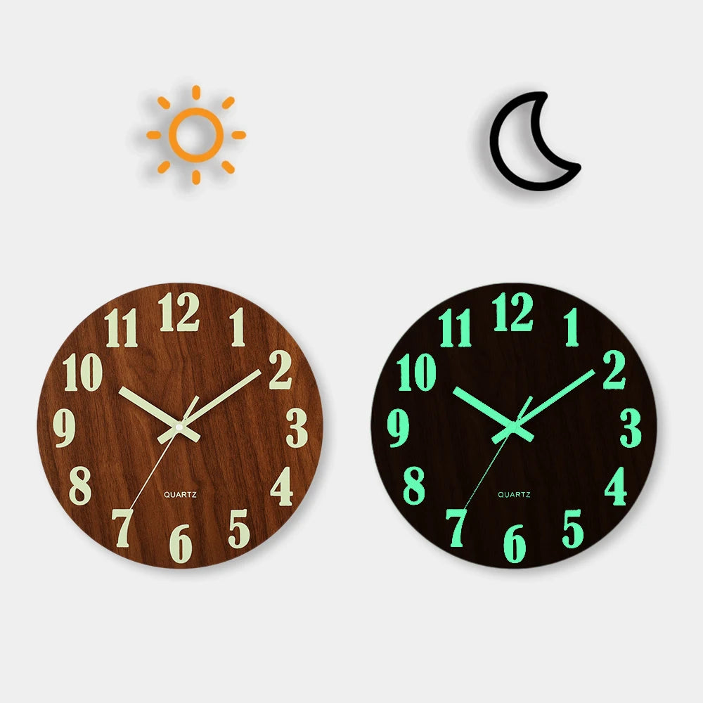 Un juego de dos relojes de pared, uno mostrando el sol y el otro una luna creciente.