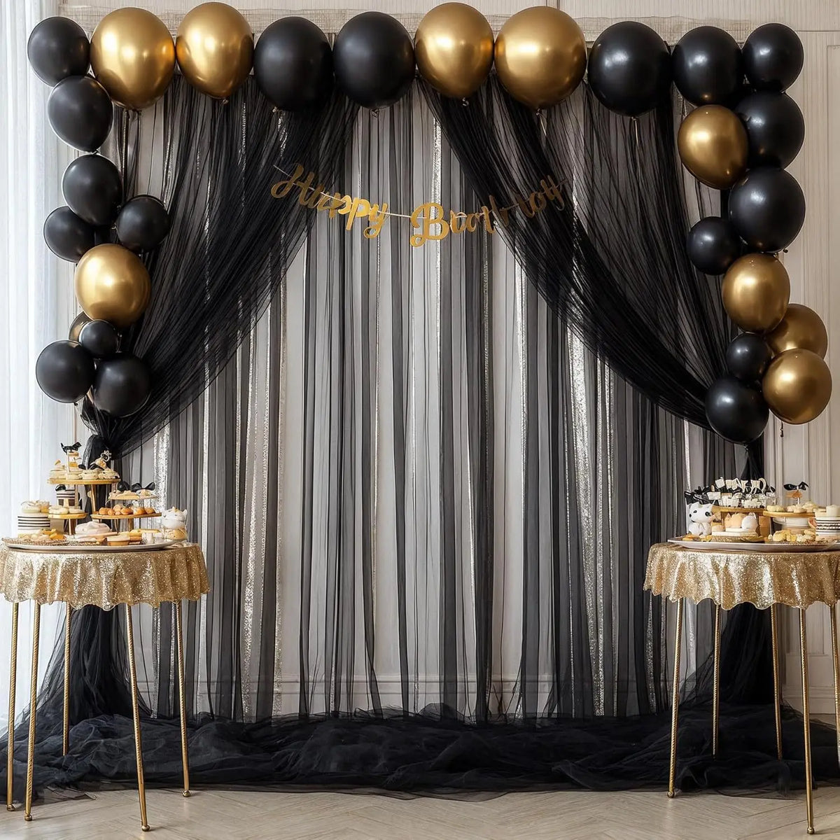 Fondo de arco de globos negro y dorado con cortinas de tela transparente para un evento