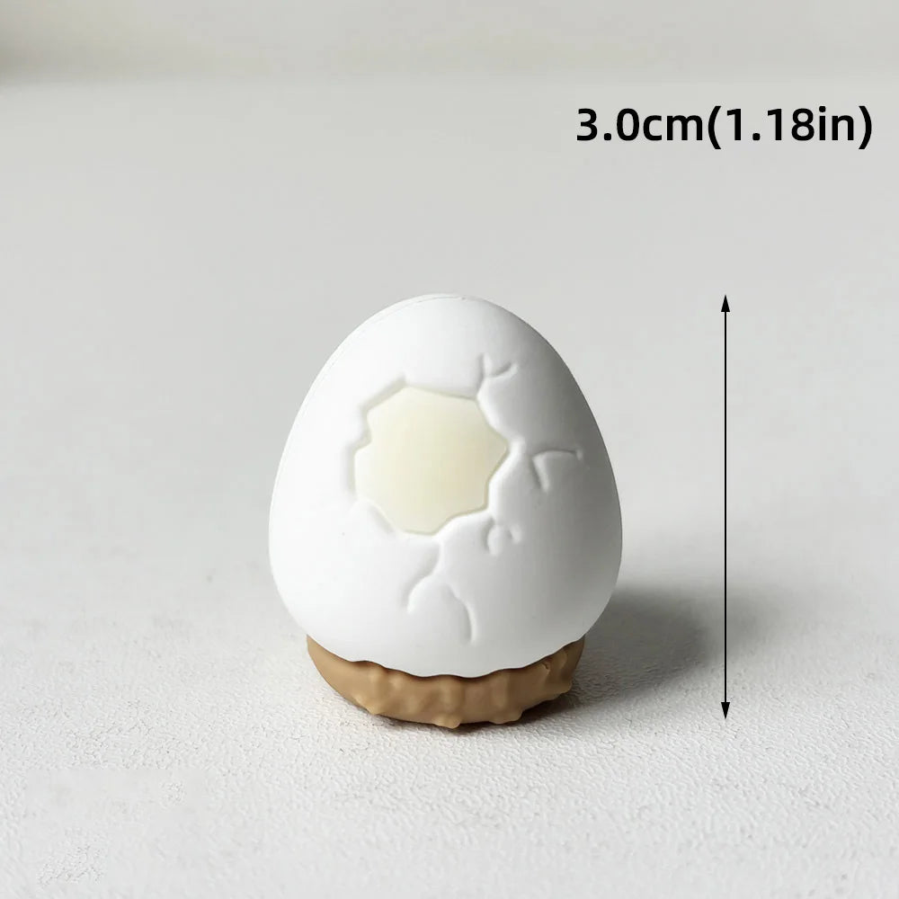 Topper de pastel en forma de huevo blanco con la parte superior agrietada y una base marrón, mide 3.0 cm (1.18 in).