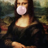 Una pintura que representa a una mujer de cabello rojizo y una gran esfera rosa translúcida en el centro.