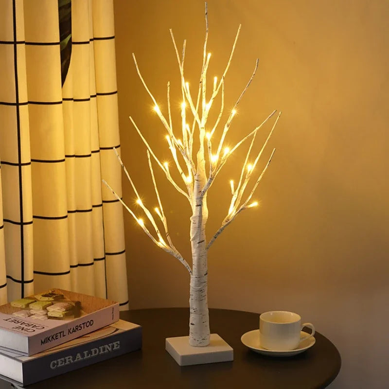 Dekorative Lichter für Weihnachtsbaum vor gelter Wand mit durchscheinenden Vorhängen und Tasse auf dunklem Tisch.