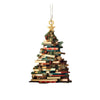 Ornement en forme d'arbre de livres décoratif, fait de livres empilés et de verdure avec une étoile dorée en sommet.