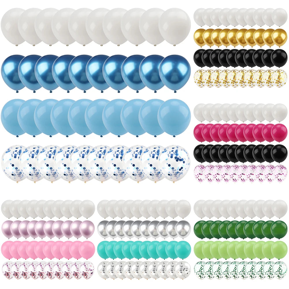 Eine Sammlung von matten Latexballons in verschiedenen Farben, darunter Gold, Blau, Schwarz, Weiß, Pink und Grün, einige mit 