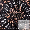 Tissu de tapisserie en polyester à motifs noir et blanc, roulé, montrant un design géométrique répétitif